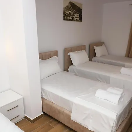 Esanbja Pensjonat Berat