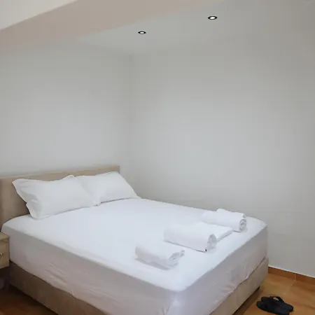 Esanbja Pensjonat Berat